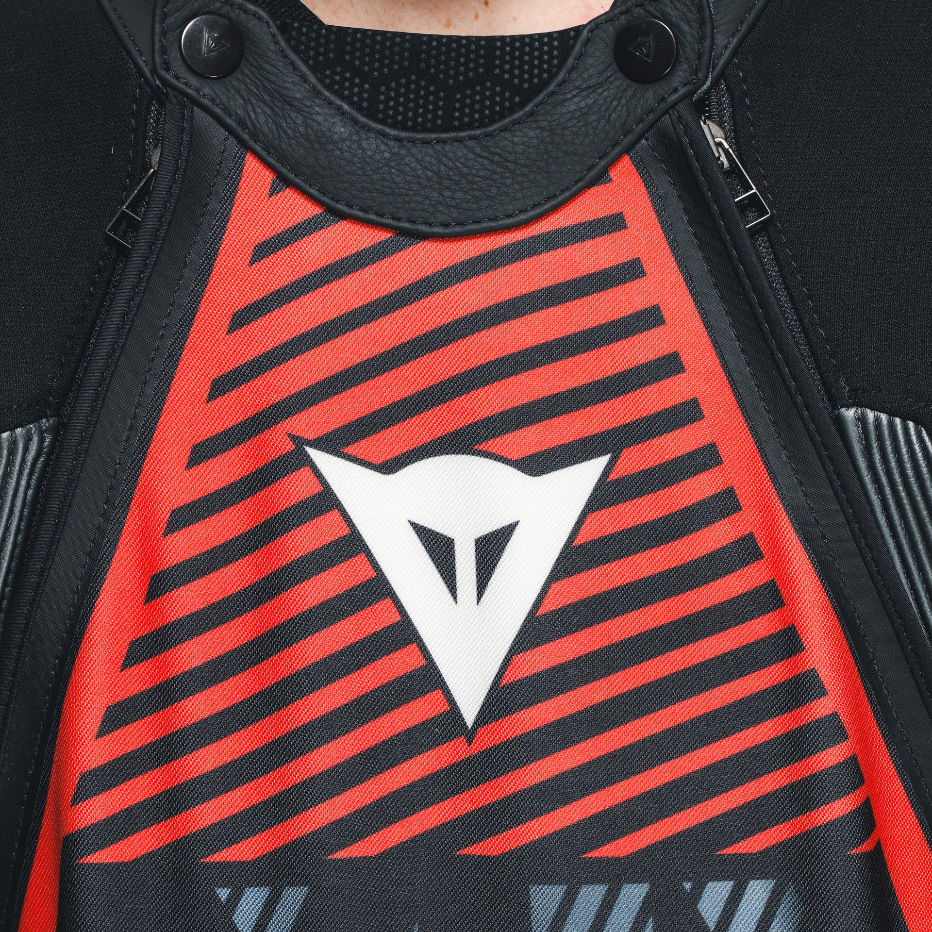 Dainese Audax D-ZIP kombinezon Kožno odijelo – Perforirani trkaći odijelo | Muški | Crna/Crvena 