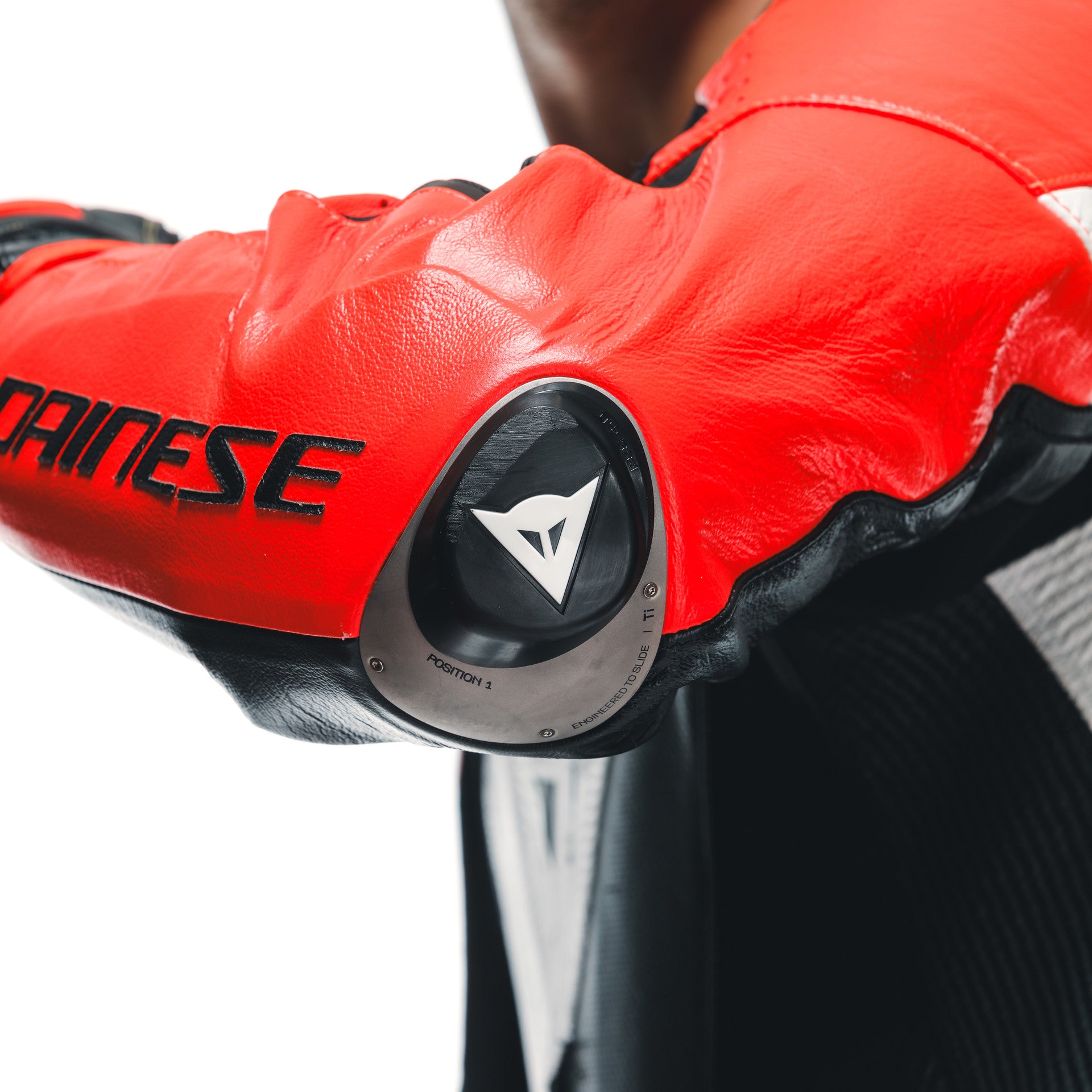 Dainese Mugello 3 D-AIR® kombinezon Kožno odijelo – Perforirani zračni jastučić za trkaće odijelo | Muški | Crna/Crvena 