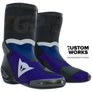 Dainese Axial 2 Air utrkivačke i cestovne motociklističke čizme Prima Pramac Yamaha MotoGP Replica | Muškarci | Ljubičasta / Yamaha plava / Bijela | Custom Works 