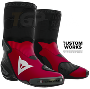 Dainese Axial 2 Racing i ulične motociklističke čizme Nicolò Bulega Replica 2026 | Muškarci | Dainese crvena / bijela | Custom Works 