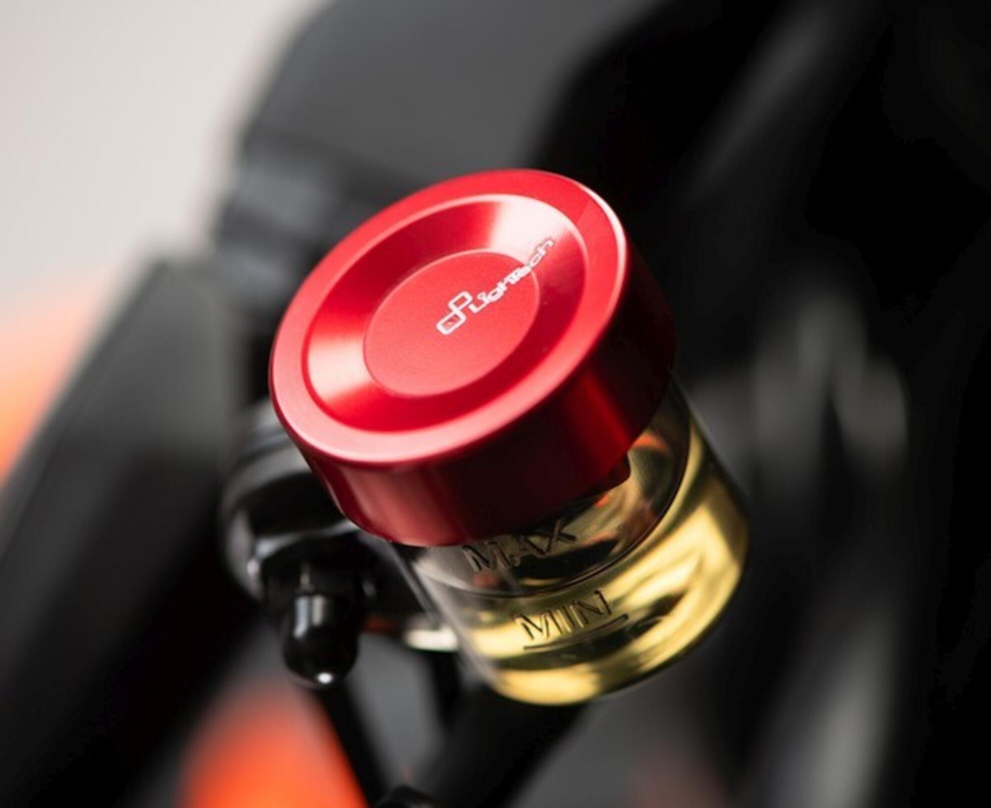 Poklopac rezervoara za izjednačavanje LighTech Ducati Panigale V4/S/R (20-24) FBC27 