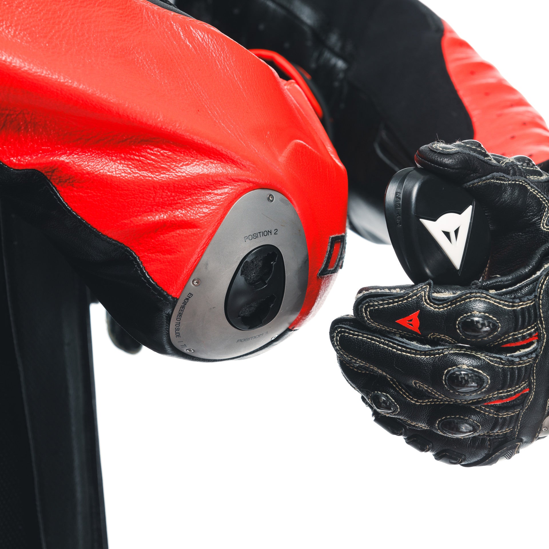 Dainese Mugello 3 D-AIR® kombinezon Kožno odijelo – Perforirani zračni jastučić za trkaće odijelo | Muški | Crna/Crvena 