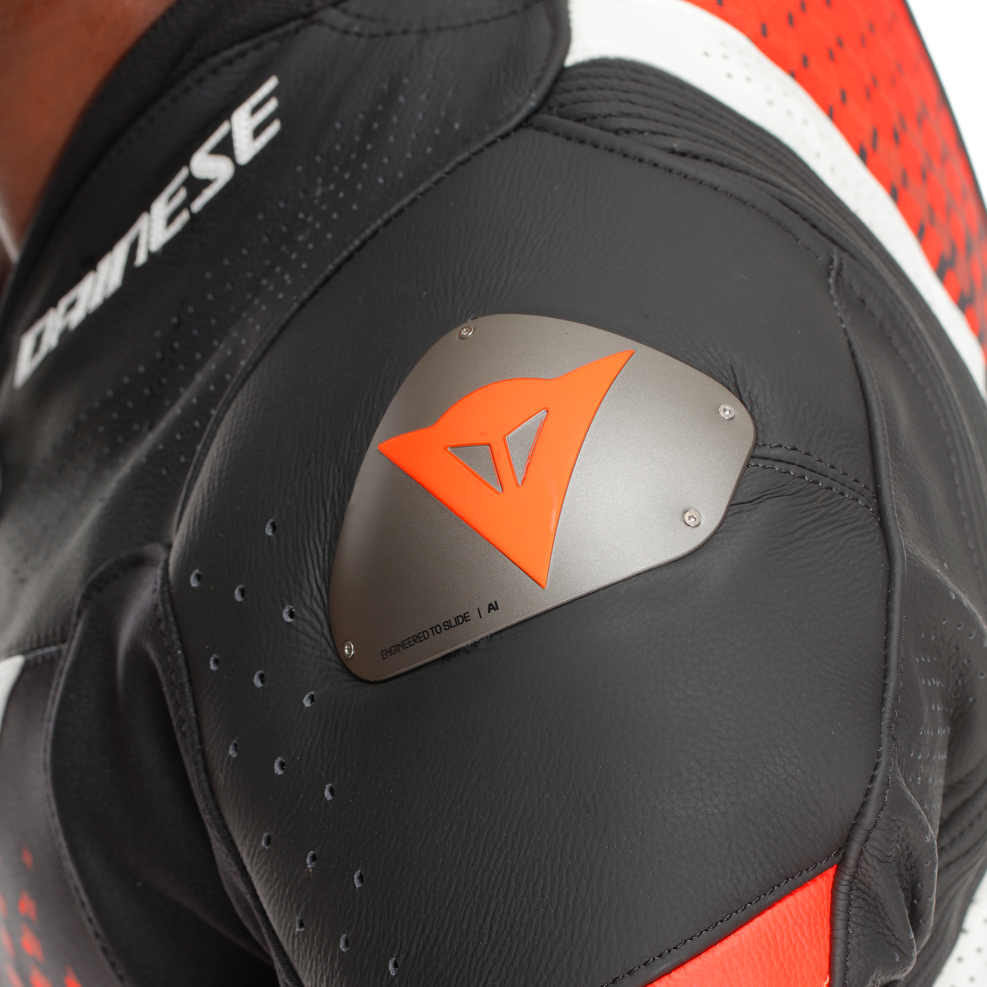 Dainese Laguna Seca 6 kombinezon Kožno odijelo – Perforirani trkaći odijelo | Muškarci | Bijela/Crvena 