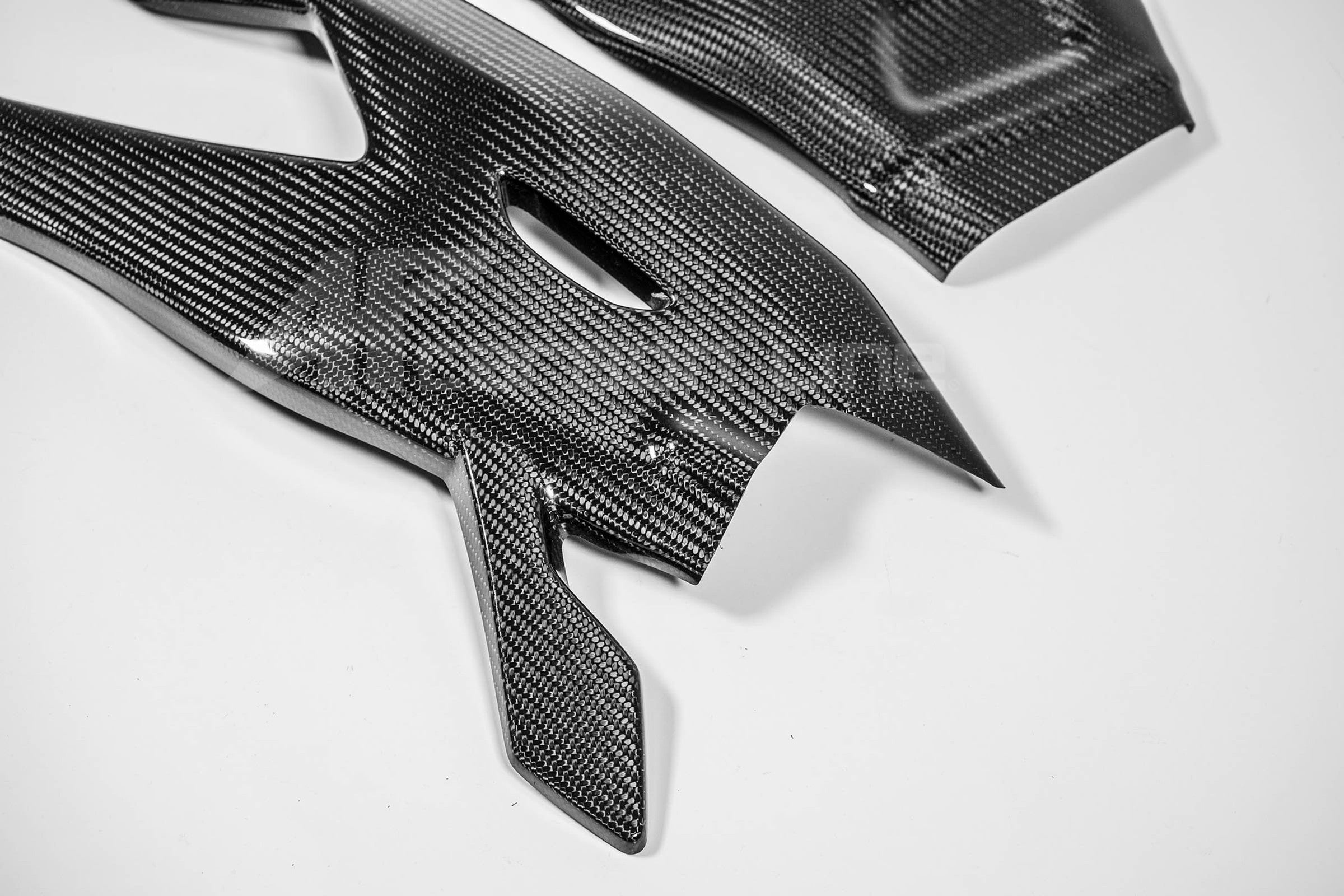 Poklopci stražnjih vilica 200g AP Carbon Line Yamaha YZF-R1/M RN32, RN49 i RN65 (15-26) 