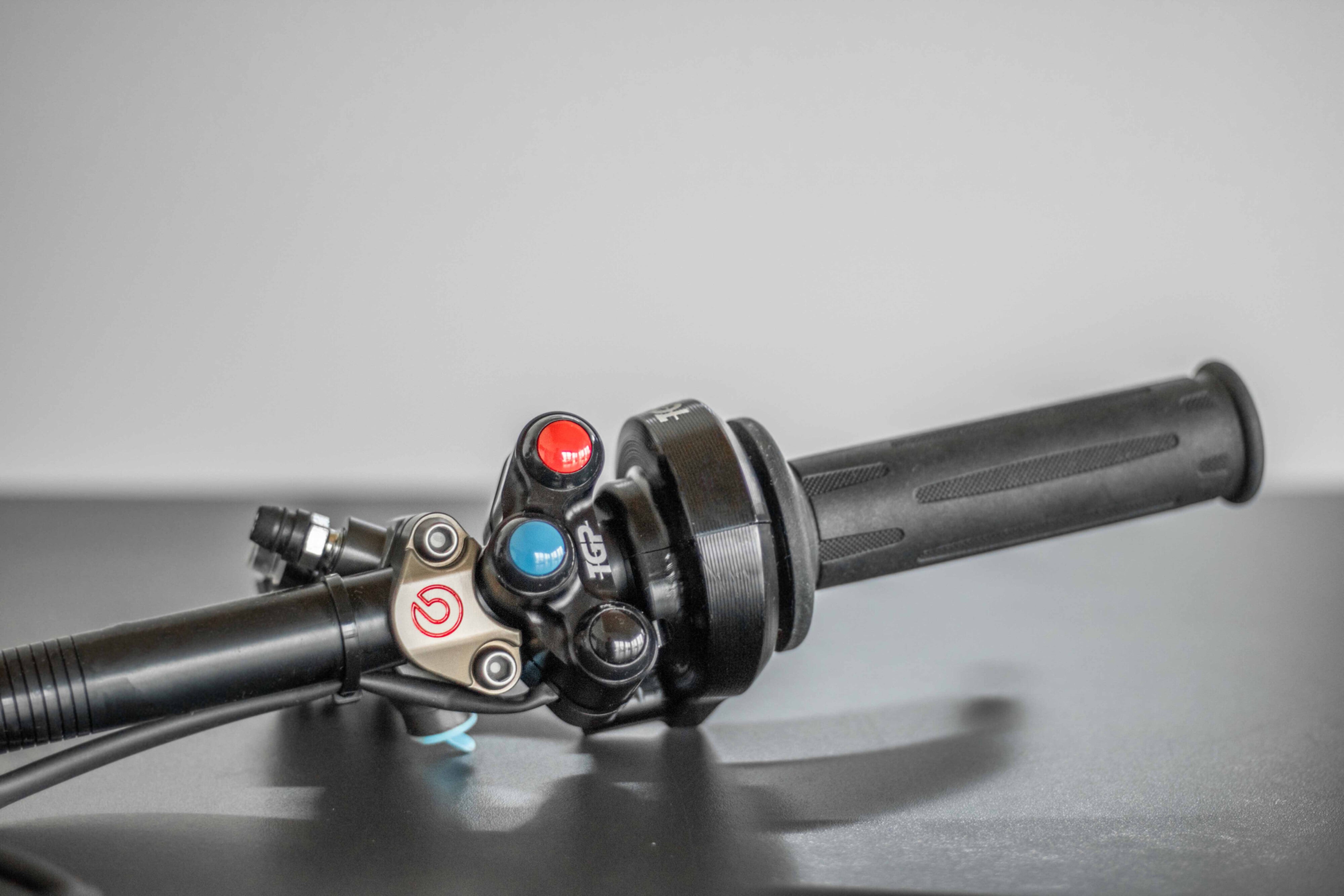 Brembo Special stezna klemica za upravljač uključujući izrez za prekidač upravljača 